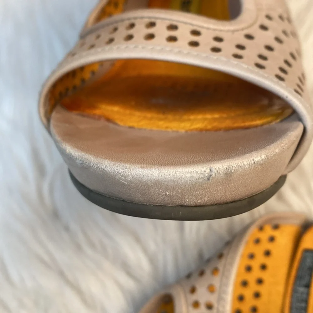 Tsubo Casius Leather Heels in Putty, Size 7 - Picture 16 of 17